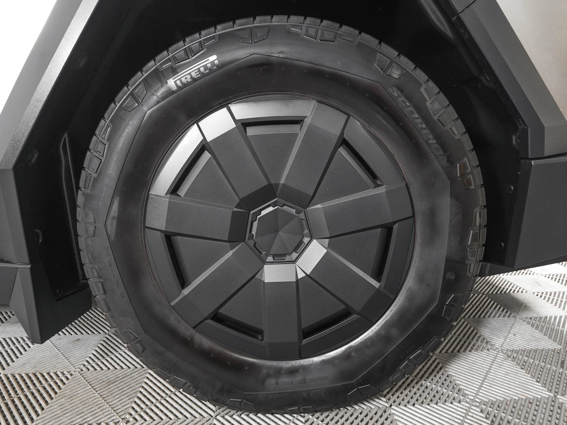 Used 2024 Tesla Cybertruck AWD Crew Cab image 33
