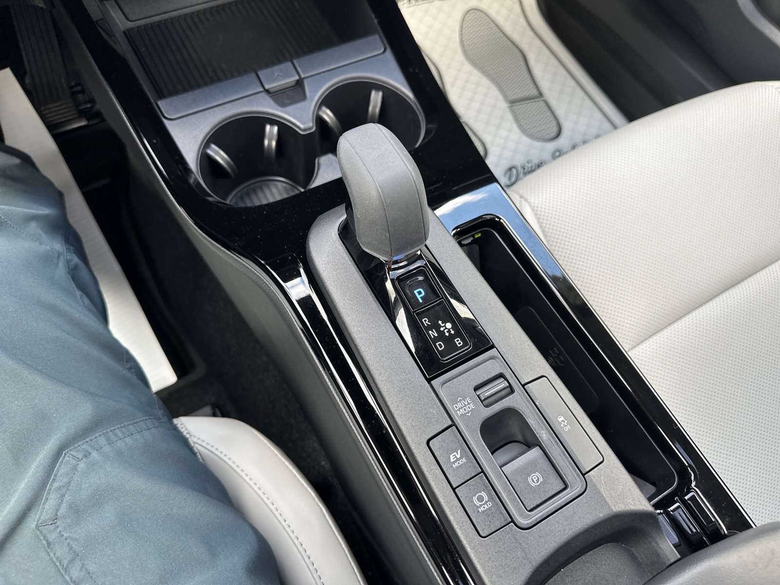 Used 2024 Toyota Prius XLE AWD/4WD image 36