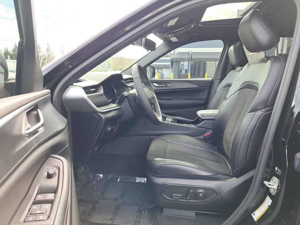 Used 2023 Jeep Grand Cherokee Altitude image 11