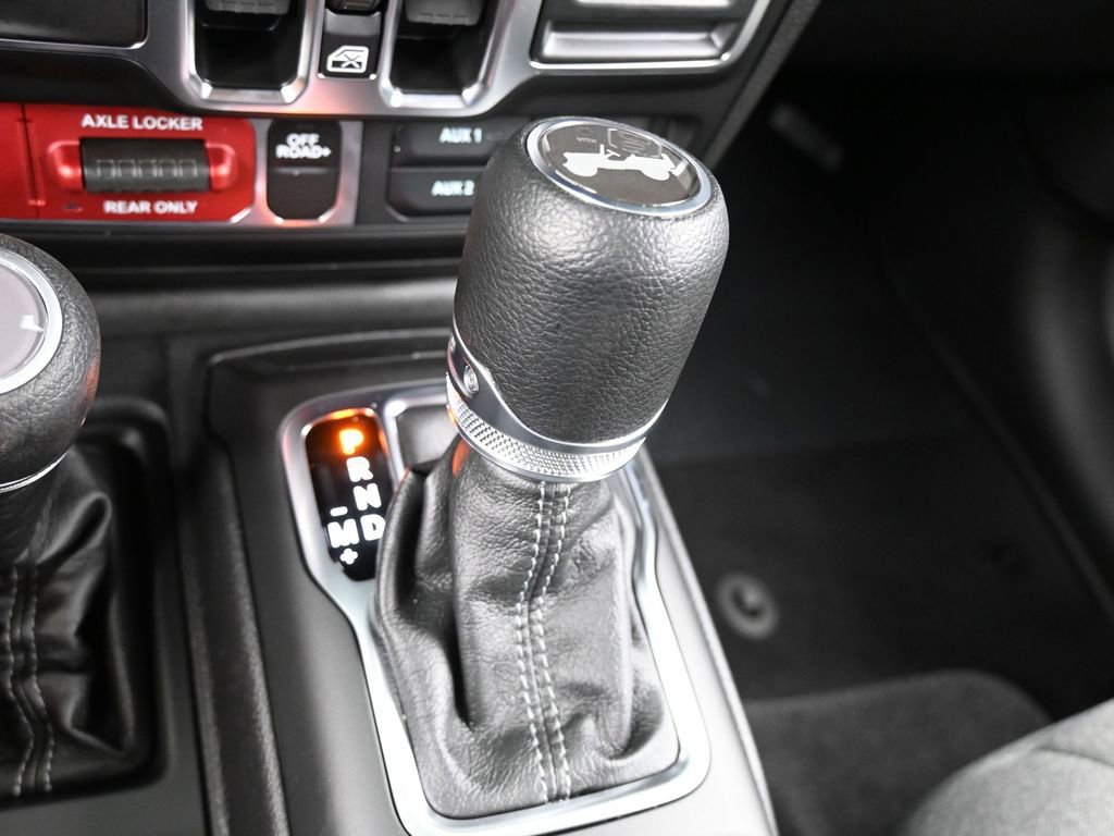 Used 2025 Jeep Wrangler Willys AWD/4WD image 21
