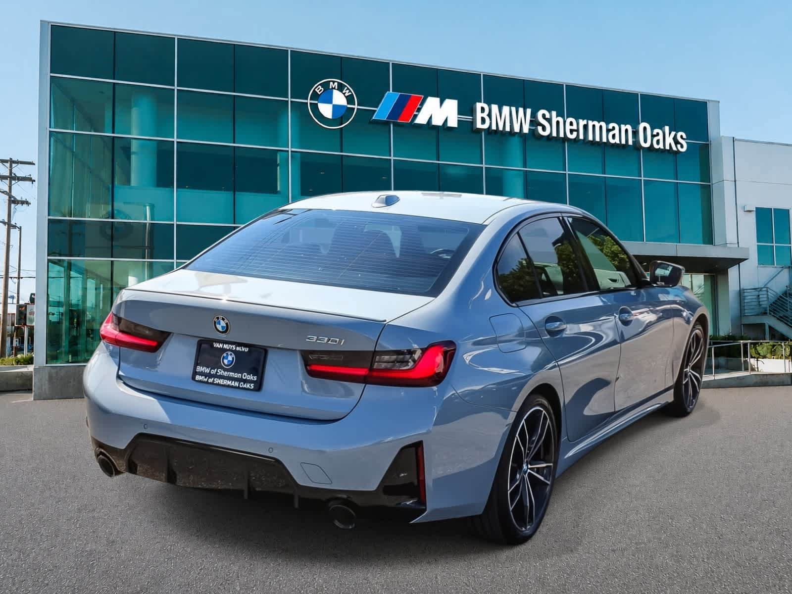 Used 2023 BMW 330i Sedan w/ M Sport Package RWD image 4