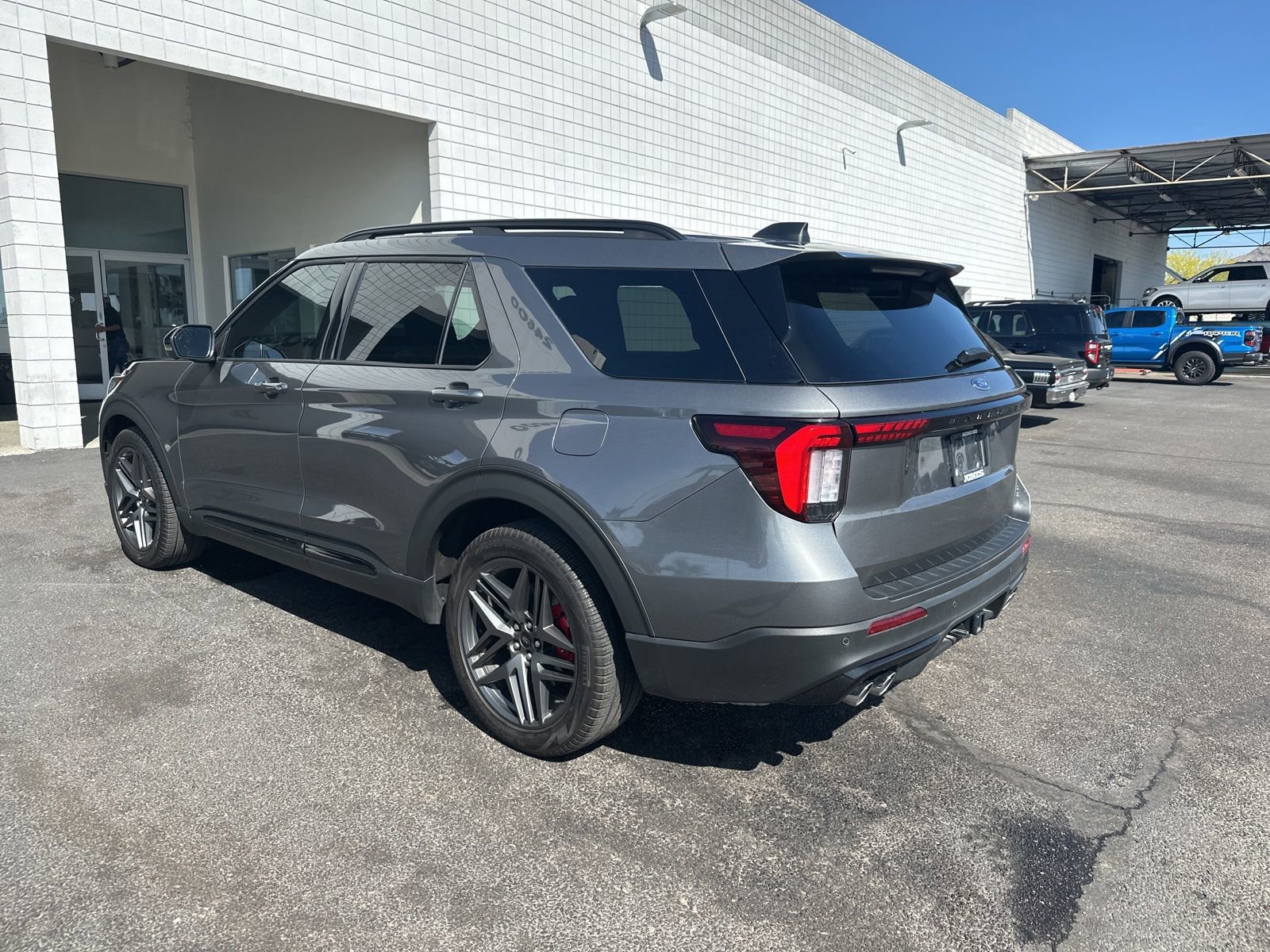 Used 2025 Ford Explorer ST image 4