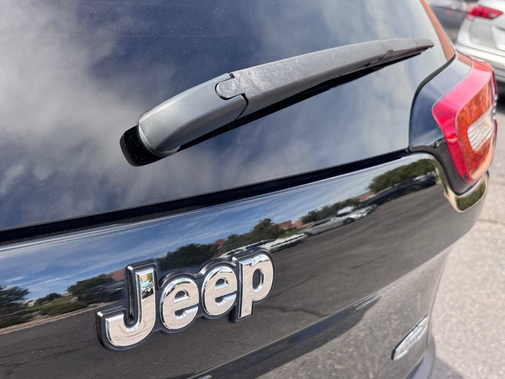 Used 2017 Jeep Cherokee Latitude w/ Cold Weather Group AWD/4WD image 11