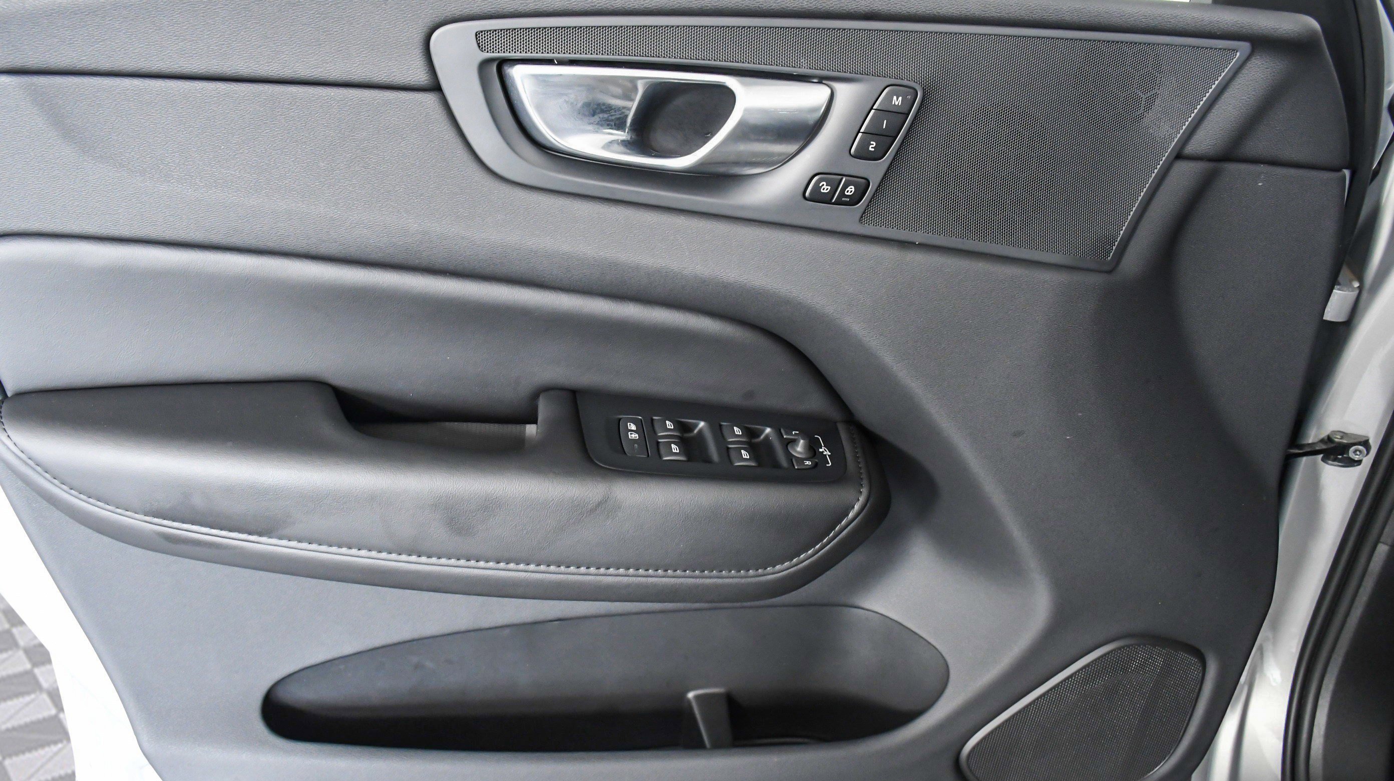 Used 2025 Volvo XC60 B5 Plus image 22