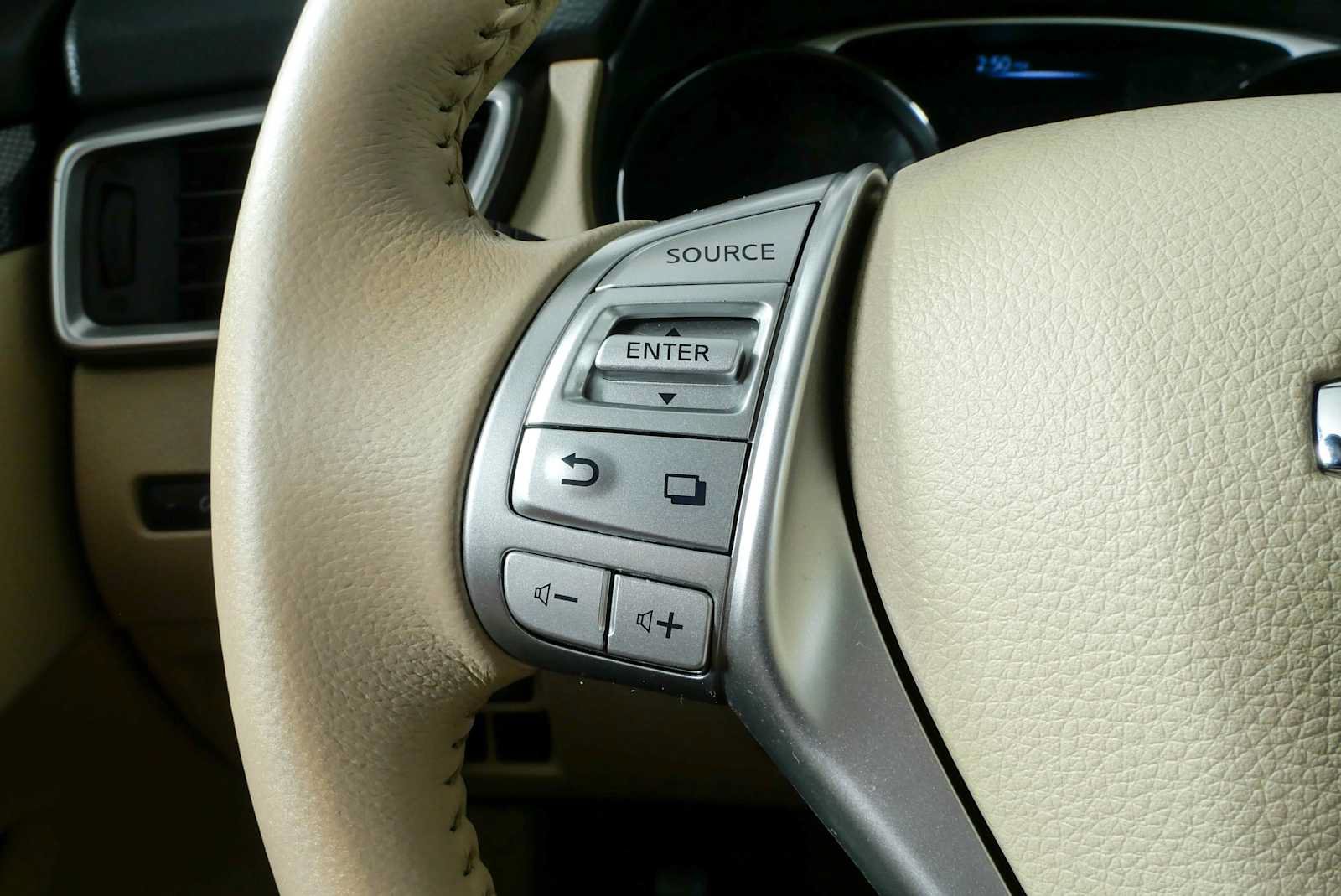 Used 2014 Nissan Rogue SL w/ SL Premium Package FWD image 10