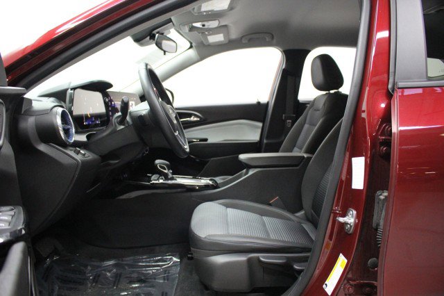 Used 2025 Chevrolet Trax LT w/ LT Convenience Package FWD image 7