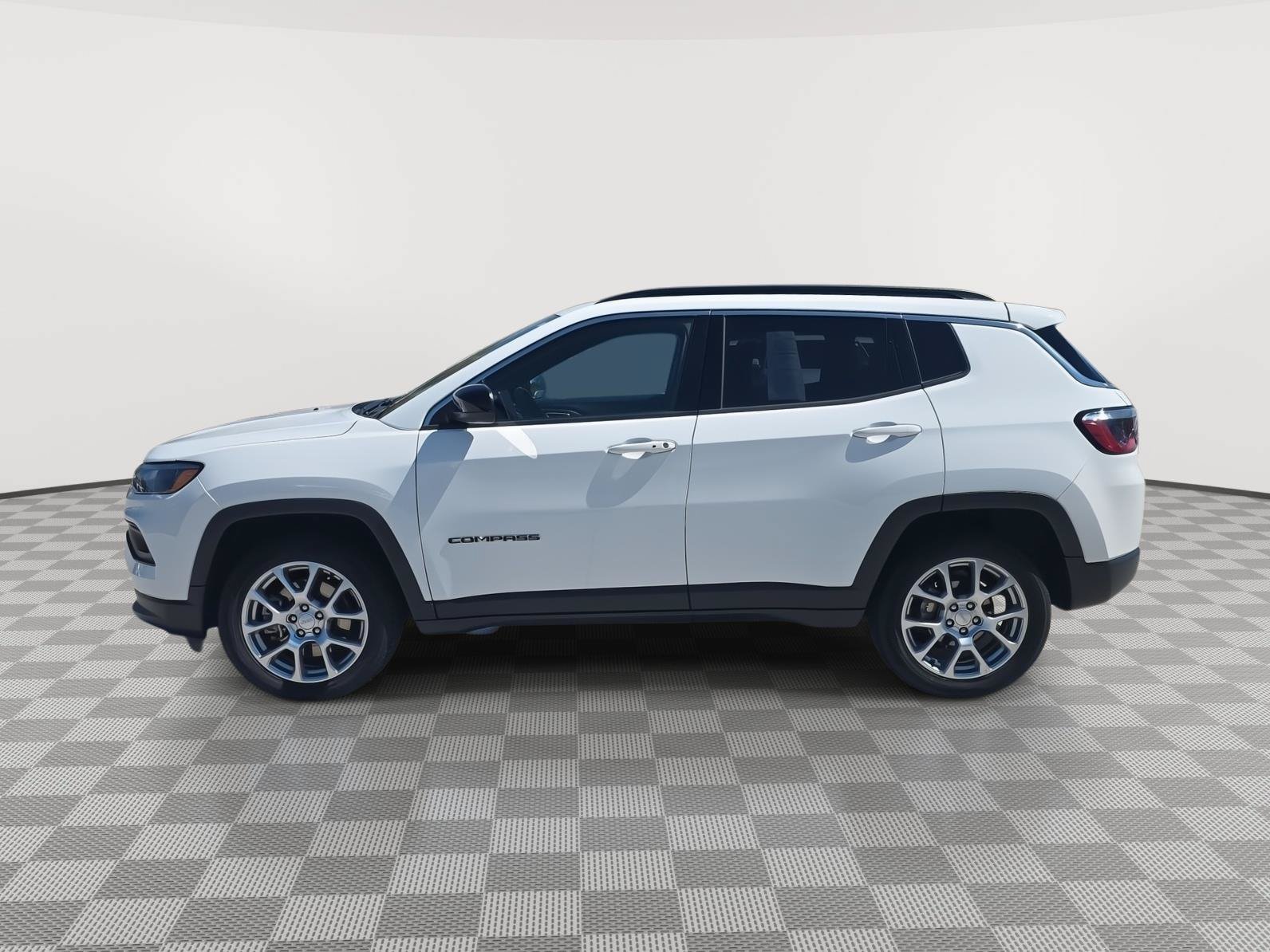 Used 2023 Jeep Compass Latitude w/ Sun and Sound Group AWD/4WD image 4