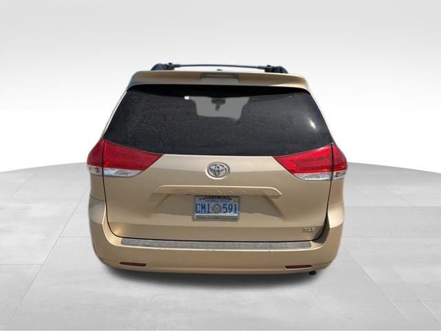 Used 2012 Toyota Sienna XLE w/ Entertainment Pkg image 4