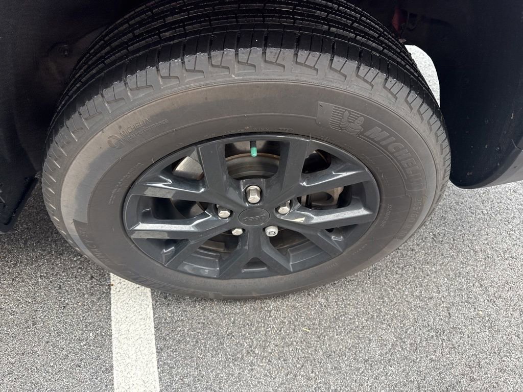 Used 2024 Jeep Grand Cherokee L Altitude image 11