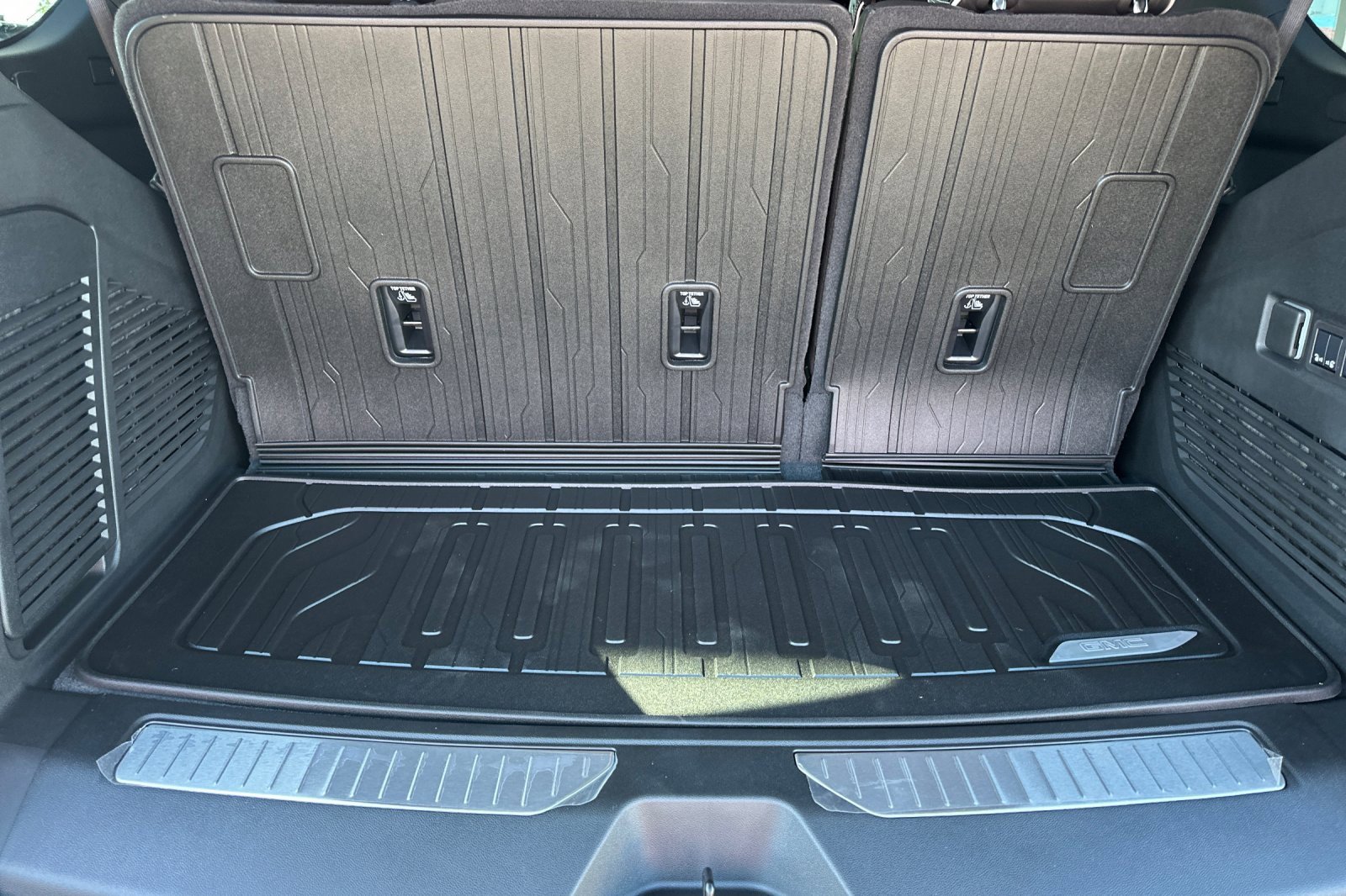 New 2025 GMC Yukon AT4 Ultimate w/ LPO, Floor Liner Package image 15