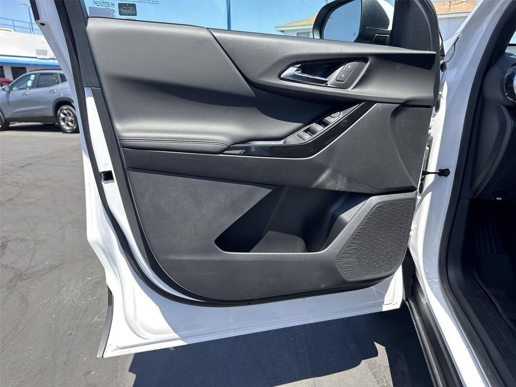 New 2027 Chevrolet Equinox LT w/ LPO, Floor Liner Package FWD image 20