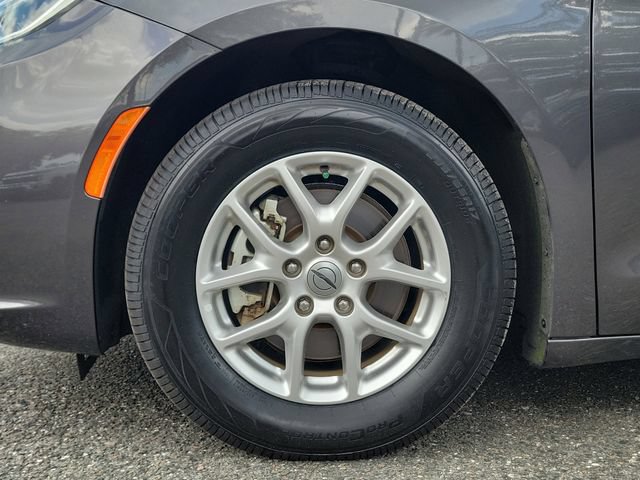 Used 2023 Chrysler Pacifica Touring-L FWD image 6