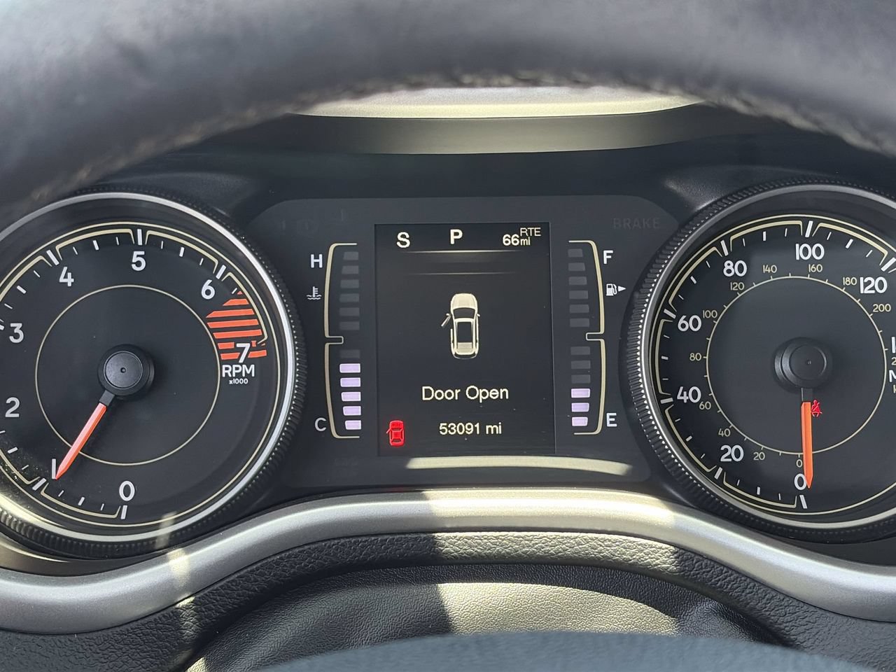 Used 2018 Jeep Cherokee Latitude Plus w/ Comfort/Convenience Group FWD image 29
