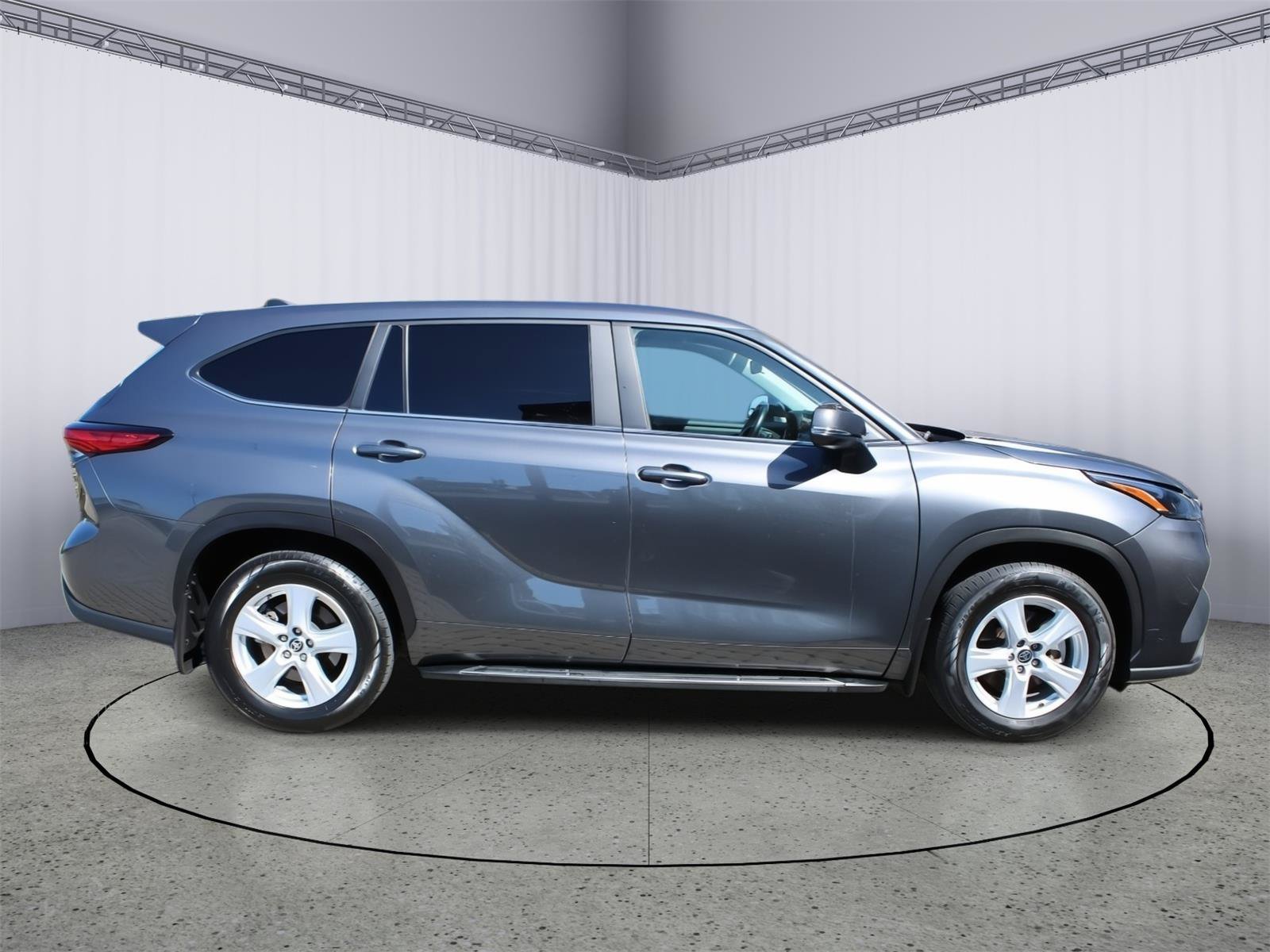 Used 2023 Toyota Highlander LE AWD/4WD image 9