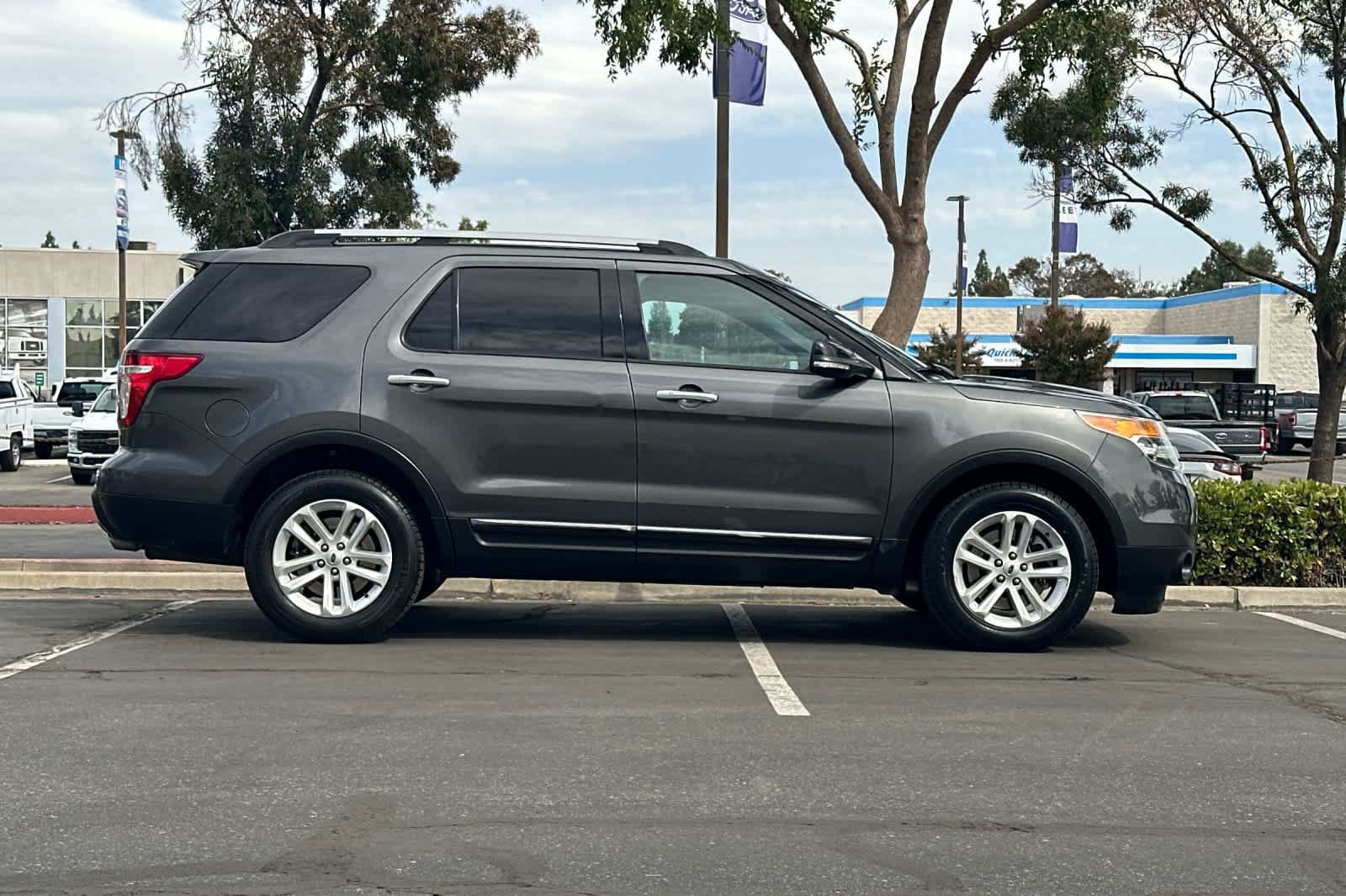 Used 2015 Ford Explorer XLT w/ Equipment Group 202B FWD image 8