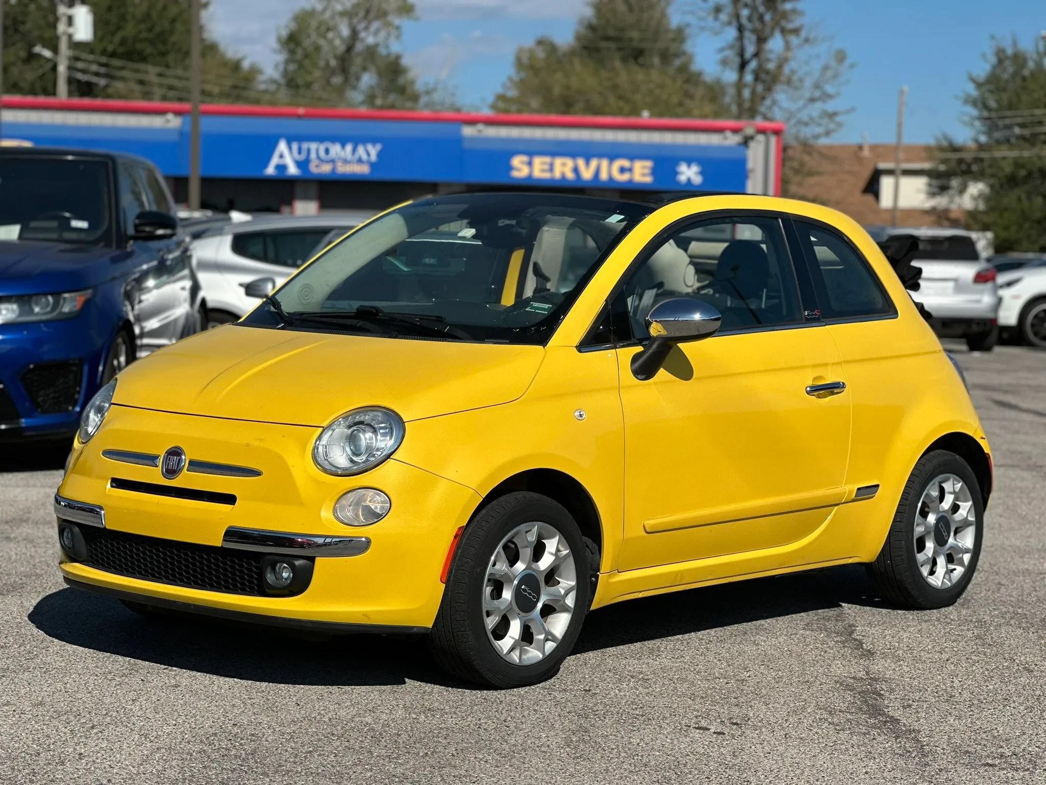 Used 2017 FIAT 500 Lounge FWD image 1