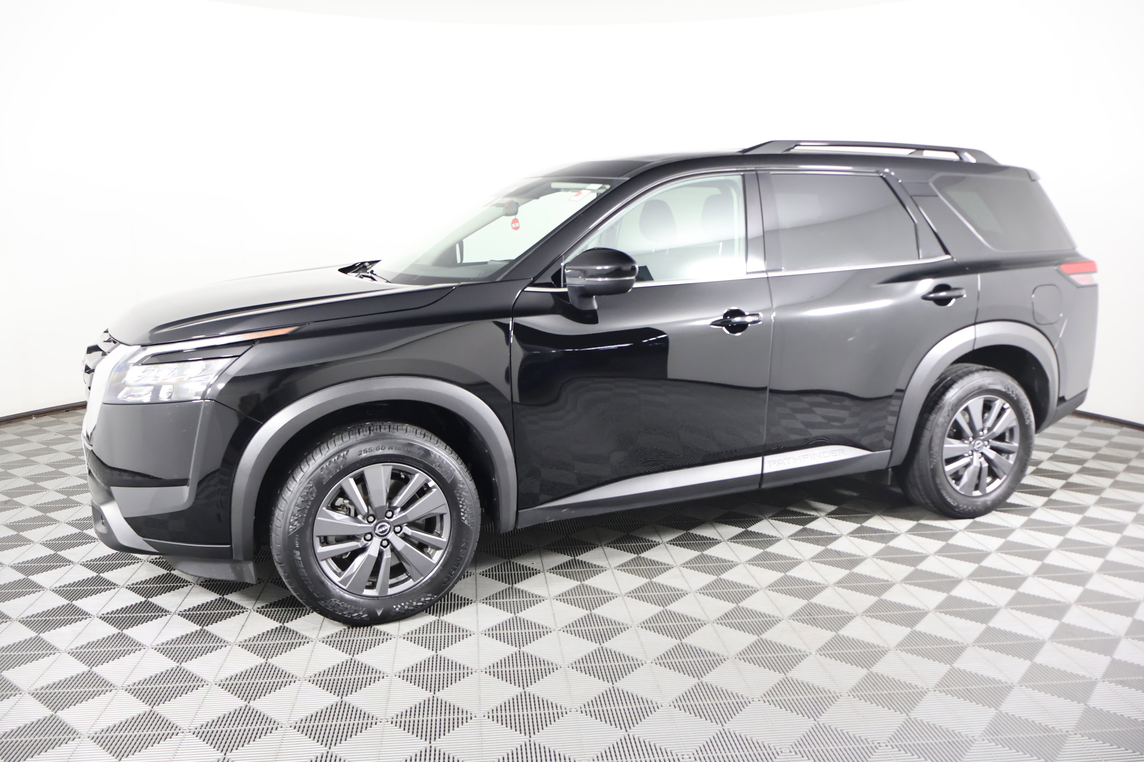 Used 2025 Nissan Pathfinder SV image 9