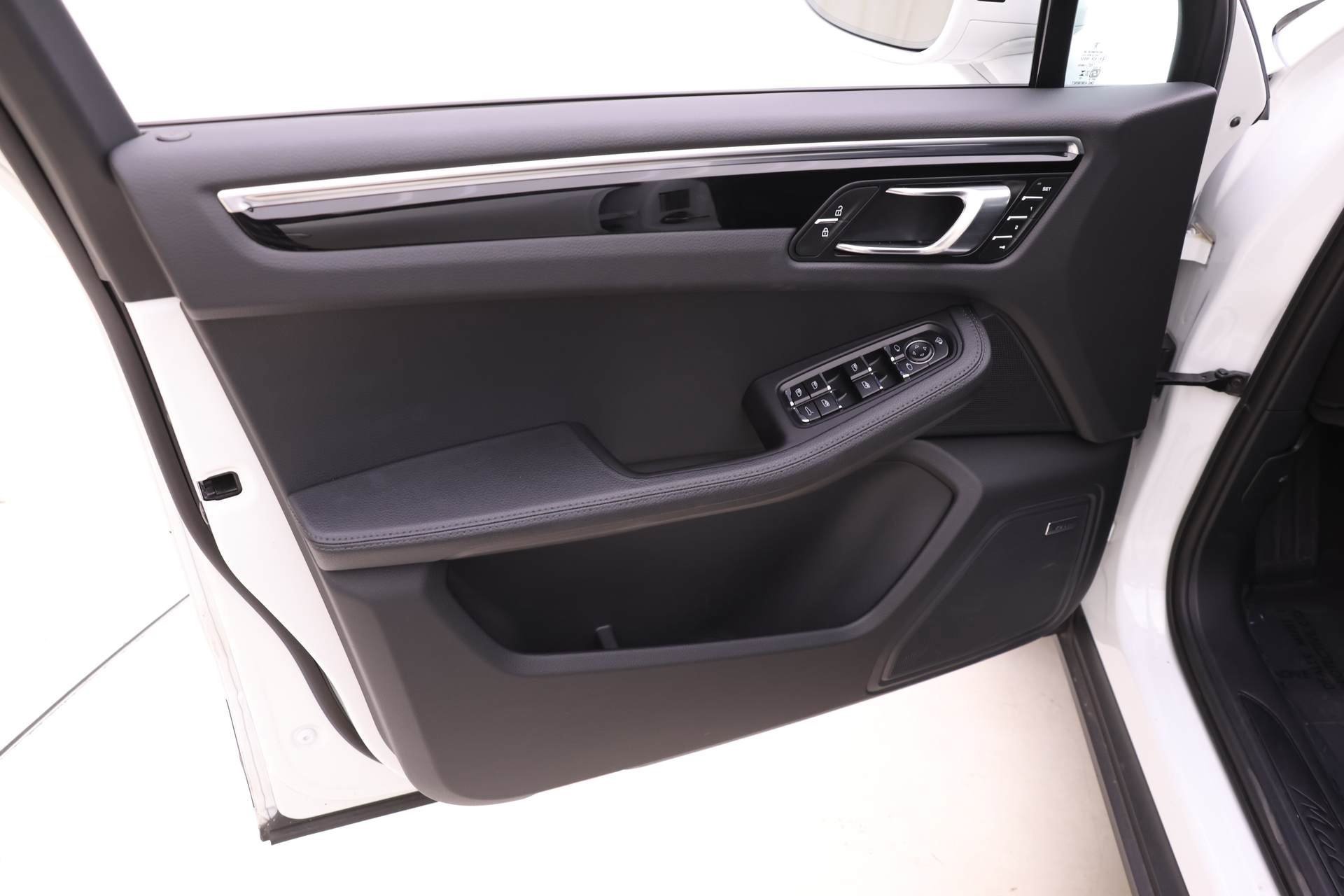 Certified 2024 Porsche Macan image 14