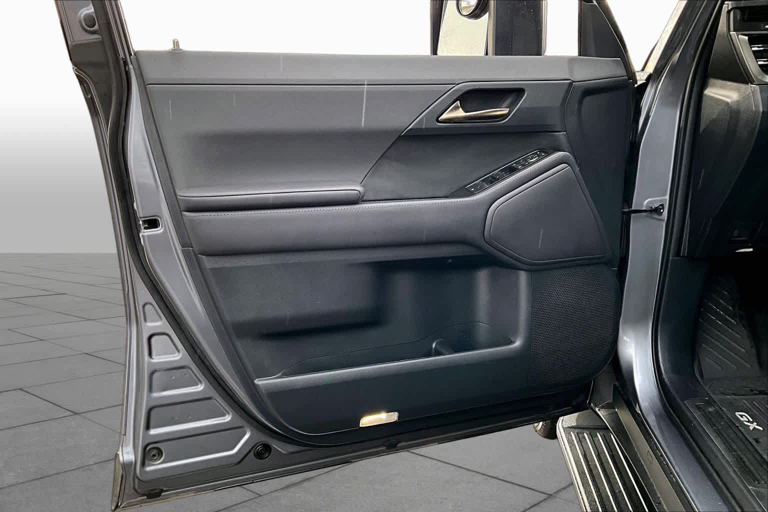 Used 2025 Lexus GX 550 w/ Accessory Package (2T) AWD/4WD image 21