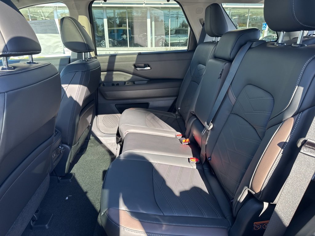 New 2025 Nissan Pathfinder Platinum w/ Black Appearance Package image 10