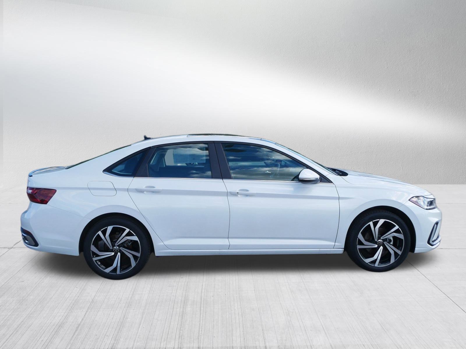 Certified 2025 Volkswagen Jetta SEL image 8