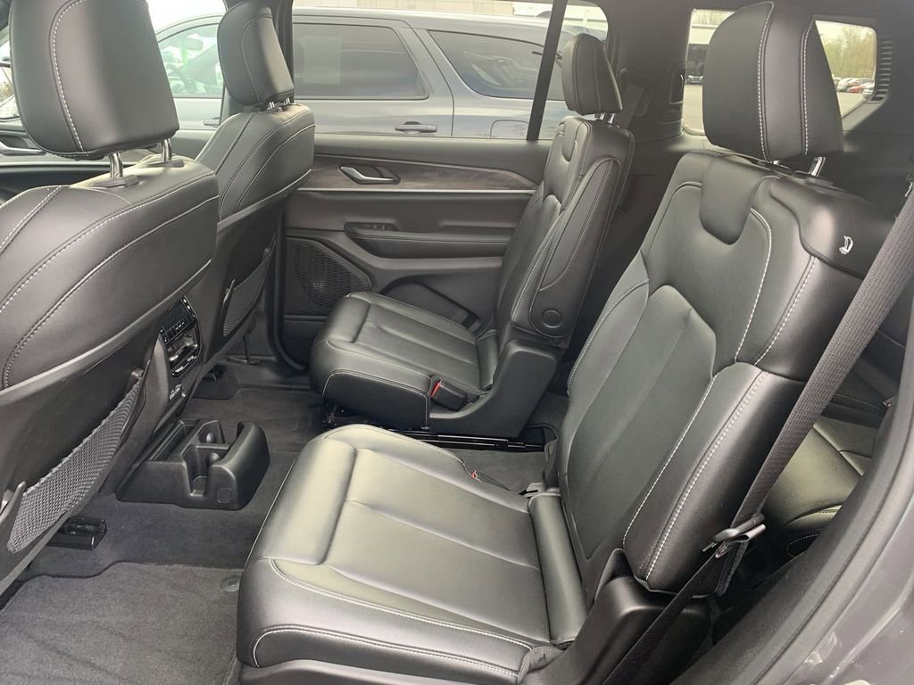 Used 2024 Jeep Grand Cherokee L Limited image 23