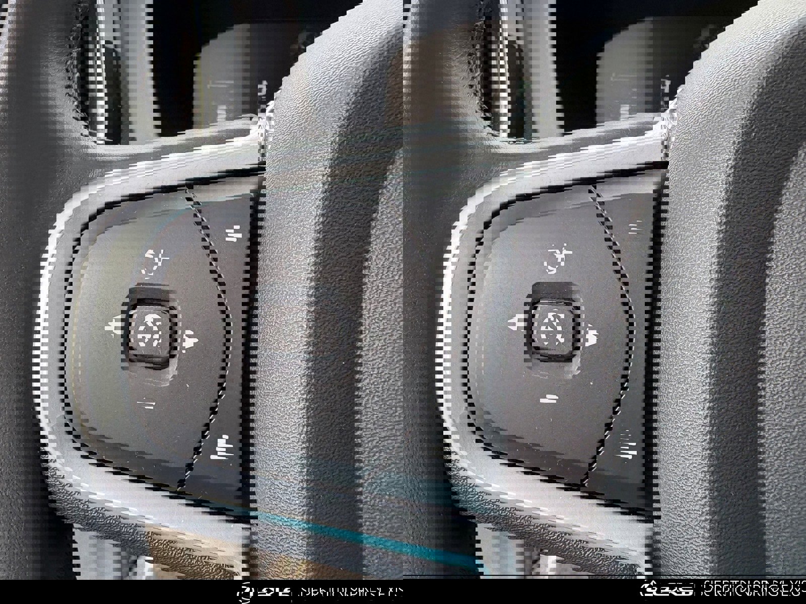 Used 2018 Volvo XC60 T5 Momentum w/ Convenience Package image 24