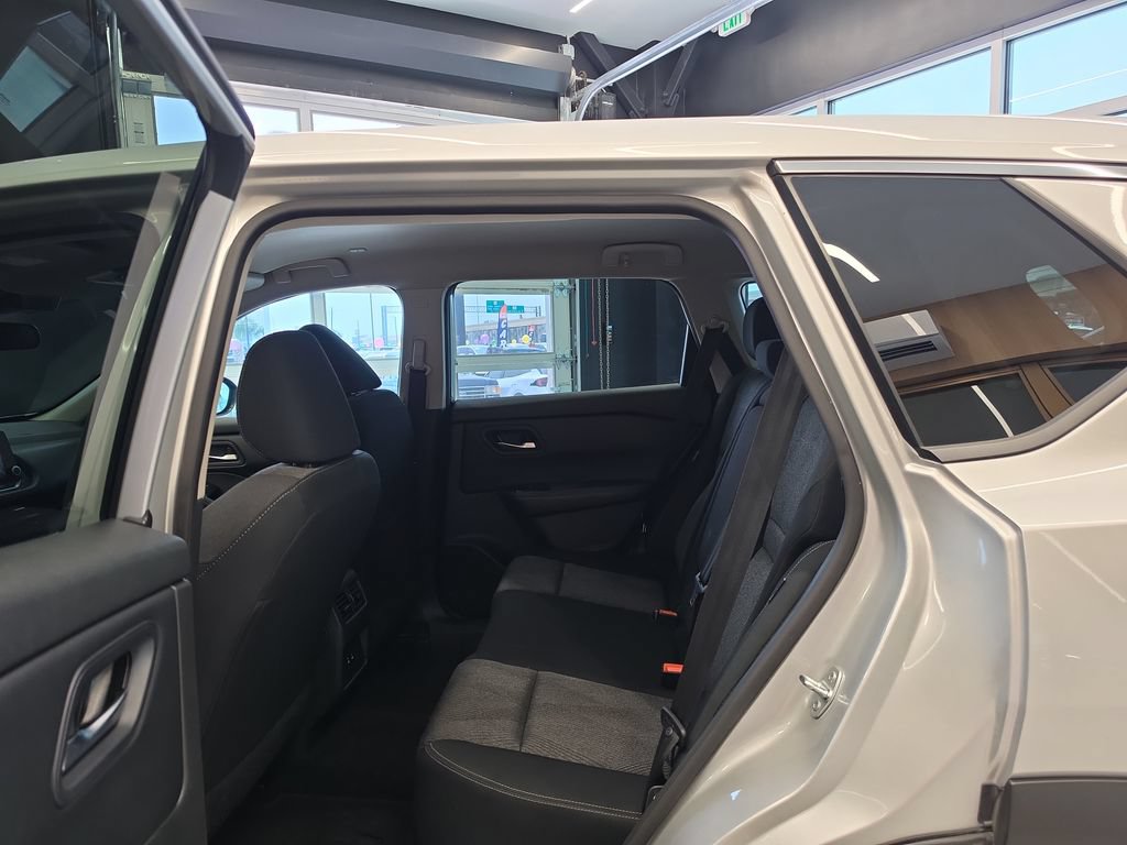 Used 2024 Nissan Rogue SV AWD/4WD image 30