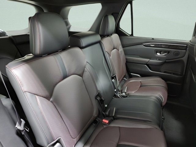 Used 2025 Honda Pilot Black Edition image 18