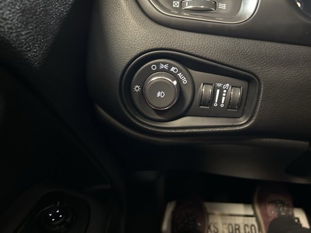 Used 2023 Jeep Renegade Latitude w/ Sun/Sound Group image 17