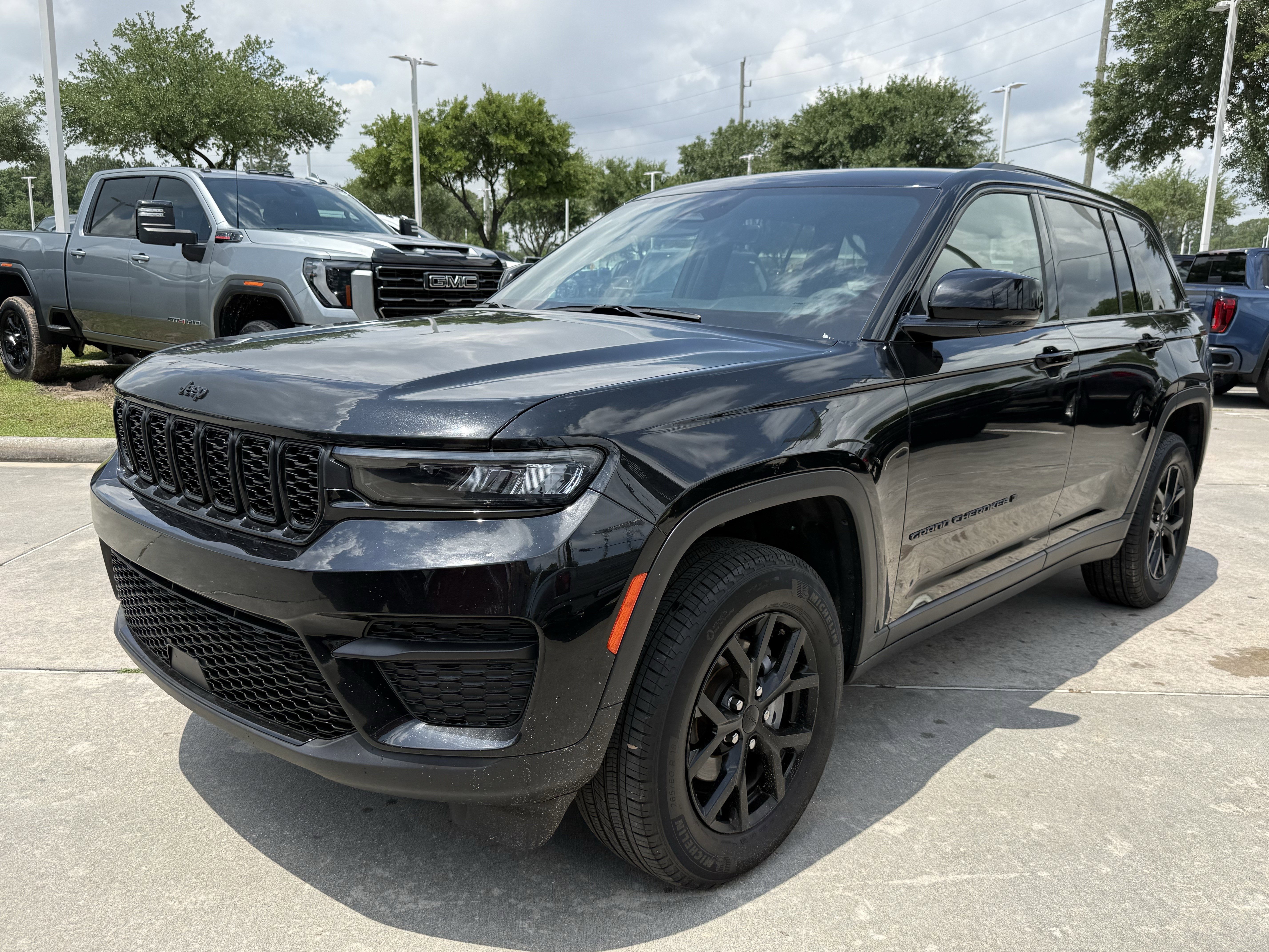 Used 2025 Jeep Grand Cherokee Altitude AWD/4WD image 9