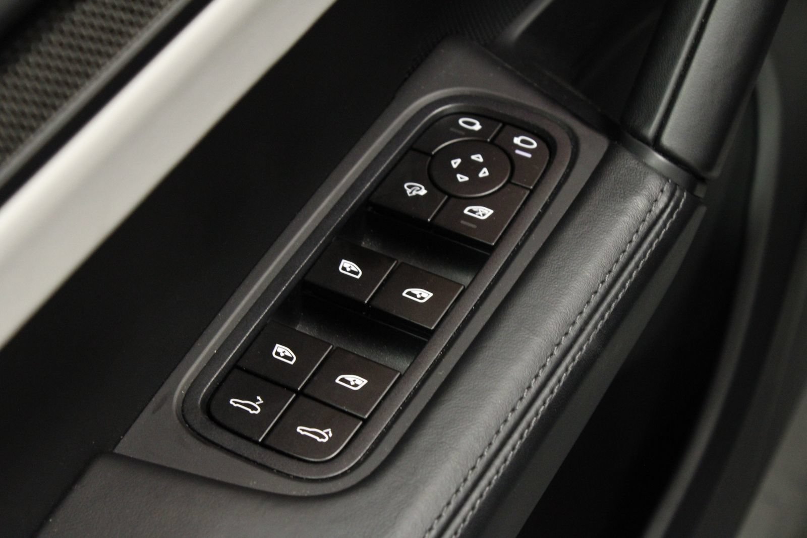 Certified 2025 Porsche Cayenne GTS AWD/4WD image 36
