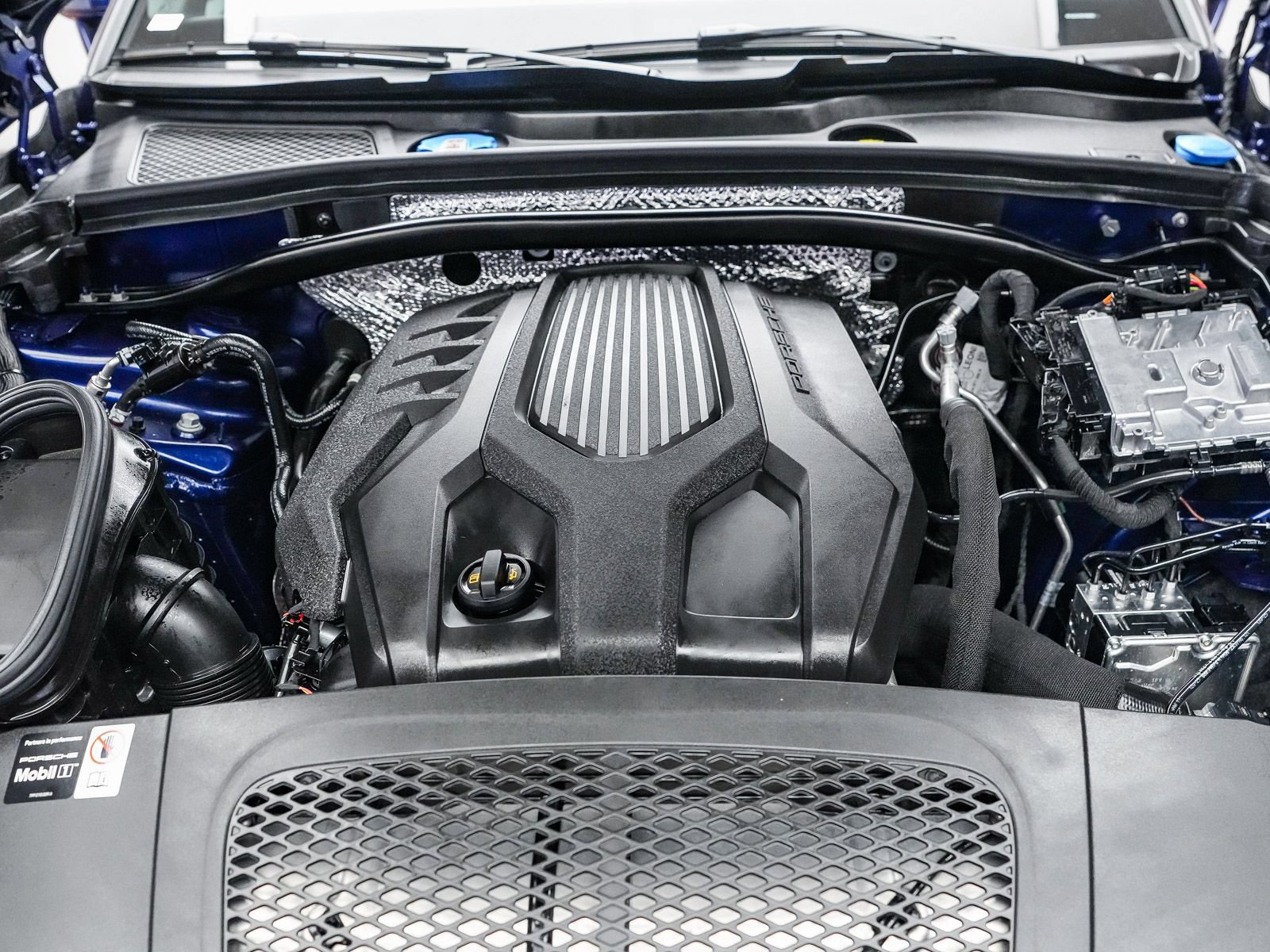 Certified 2026 Porsche Macan AWD/4WD image 28