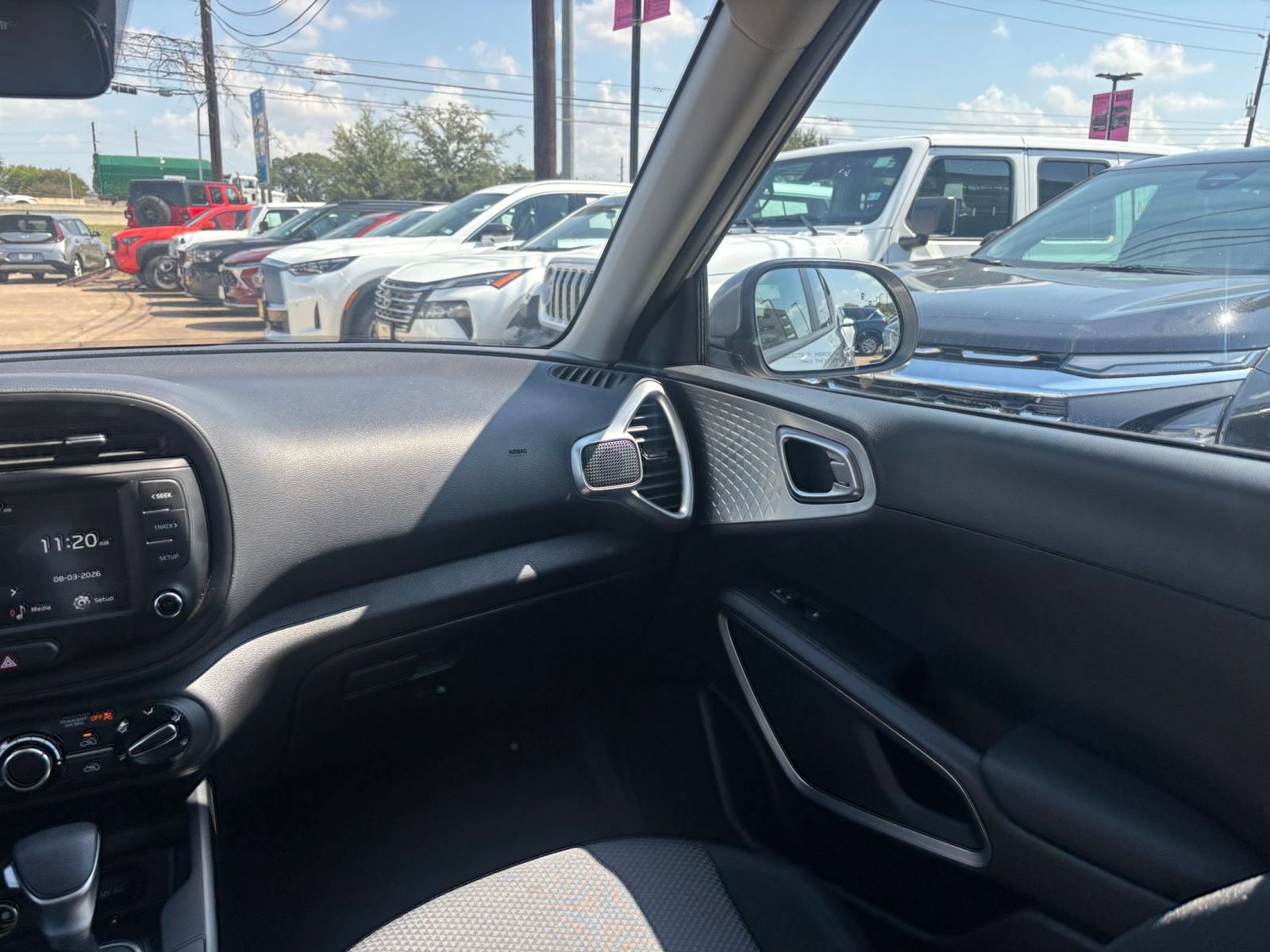 Used 2025 Kia Soul LX w/ LX Technology Package FWD image 27