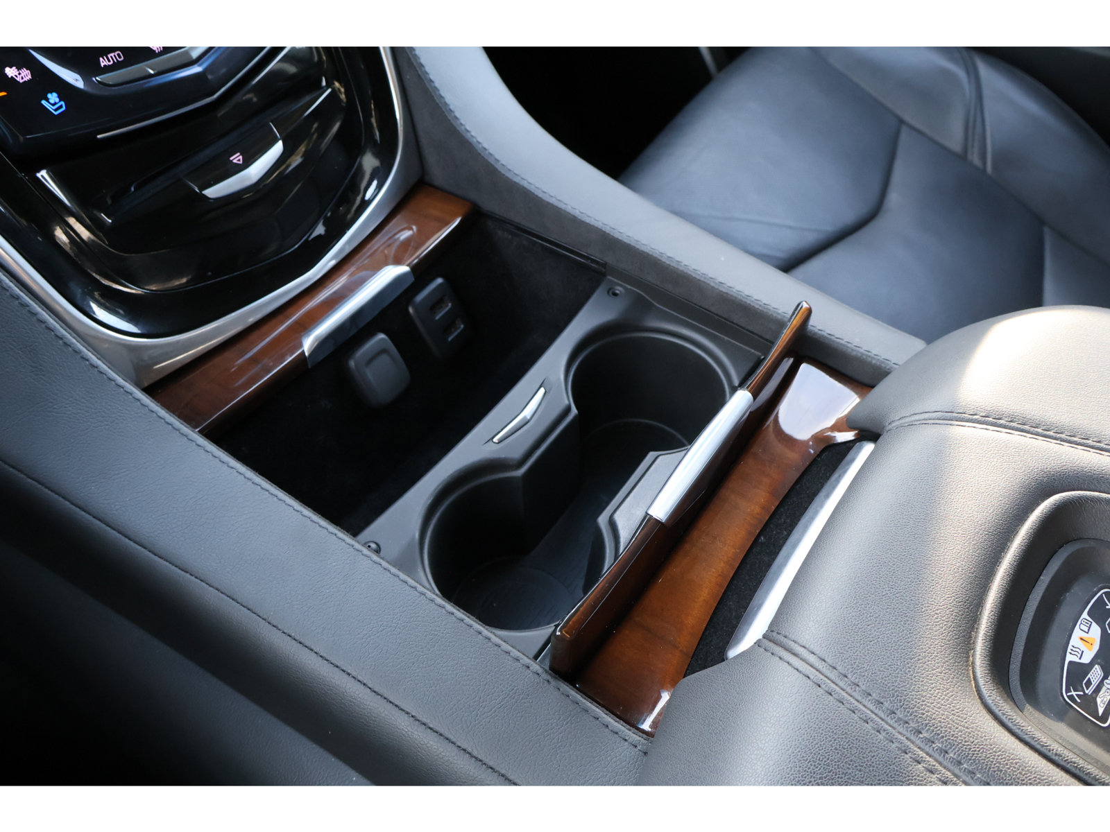 Used 2019 Cadillac Escalade Premium Luxury RWD image 32