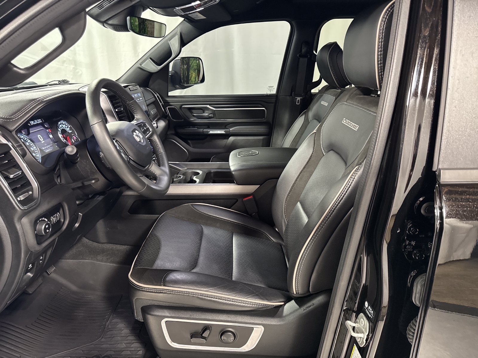 Used 2024 RAM 1500 Laramie AWD/4WD image 3