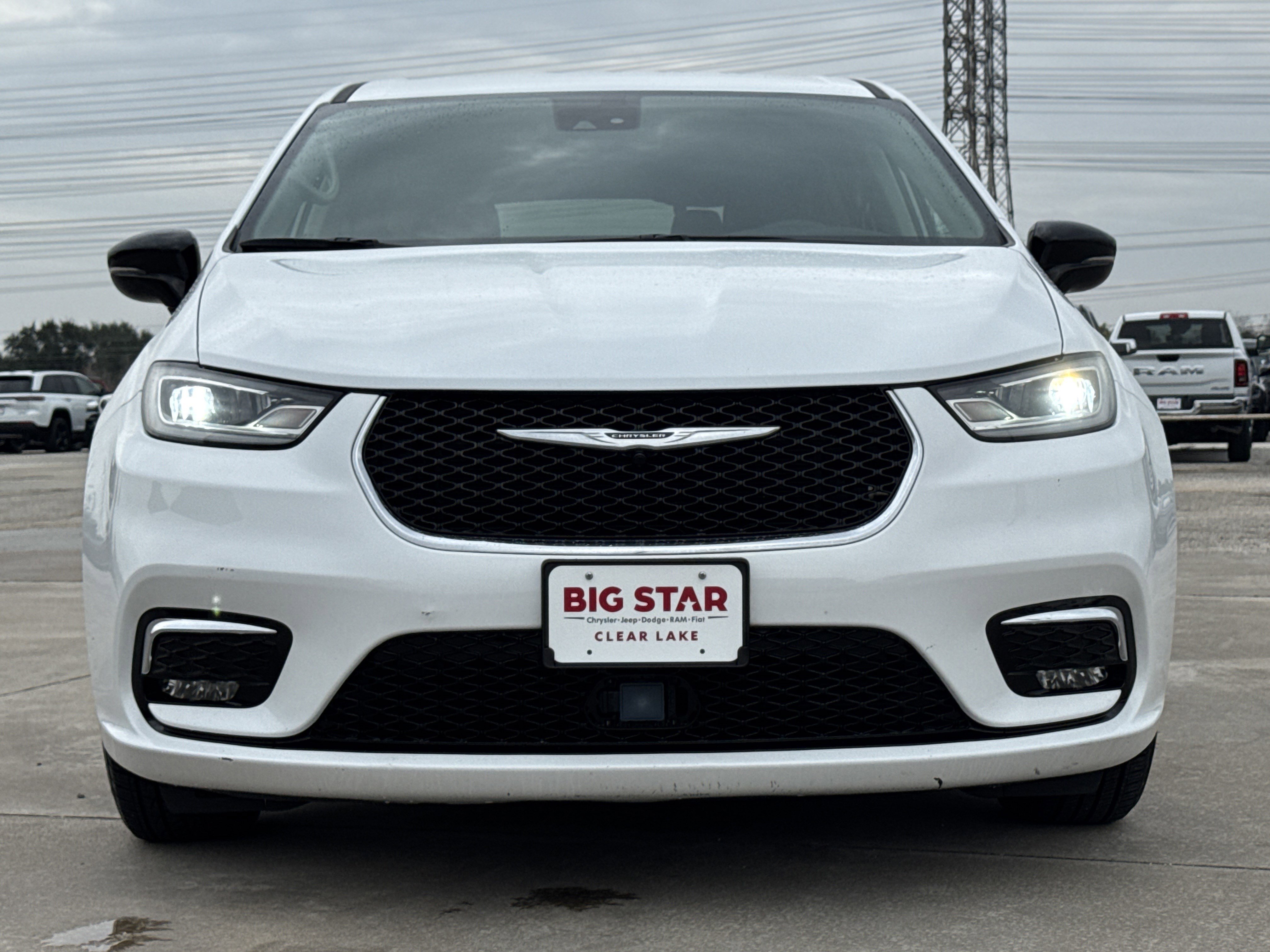 Used 2024 Chrysler Pacifica Touring-L image 5