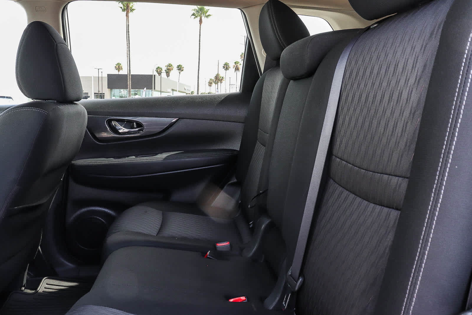 Used 2017 Nissan Rogue SV FWD image 25