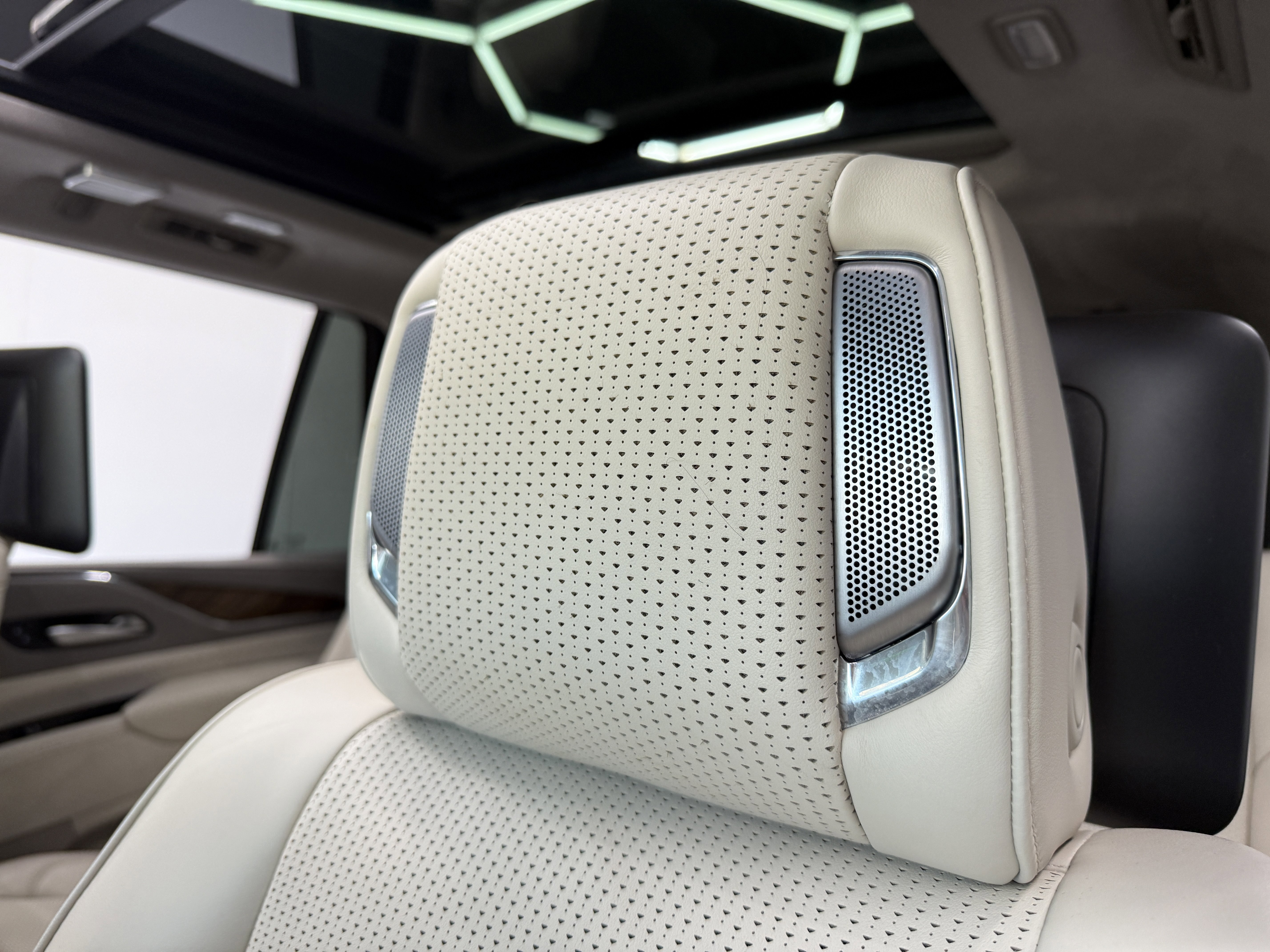 Used 2023 Cadillac Escalade Premium Luxury Platinum image 14