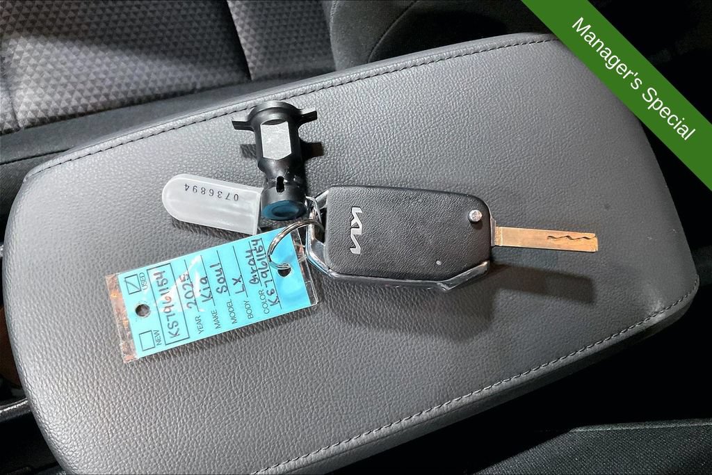 Used 2025 Kia Soul LX w/ LX Technology Package FWD image 12