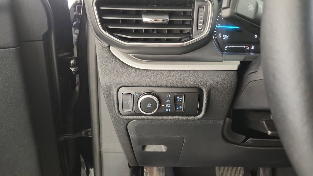 Used 2024 Ford Explorer XLT w/ Equipment Group 202A AWD/4WD image 23