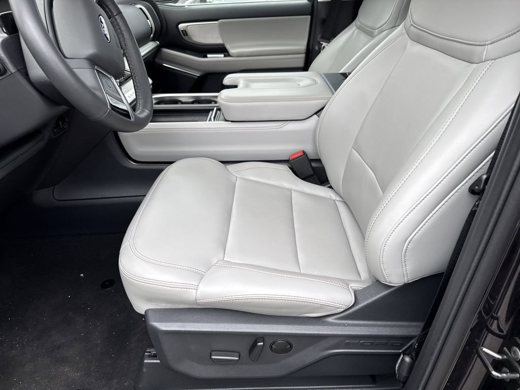 Used 2025 Ford Expedition Active AWD/4WD image 10