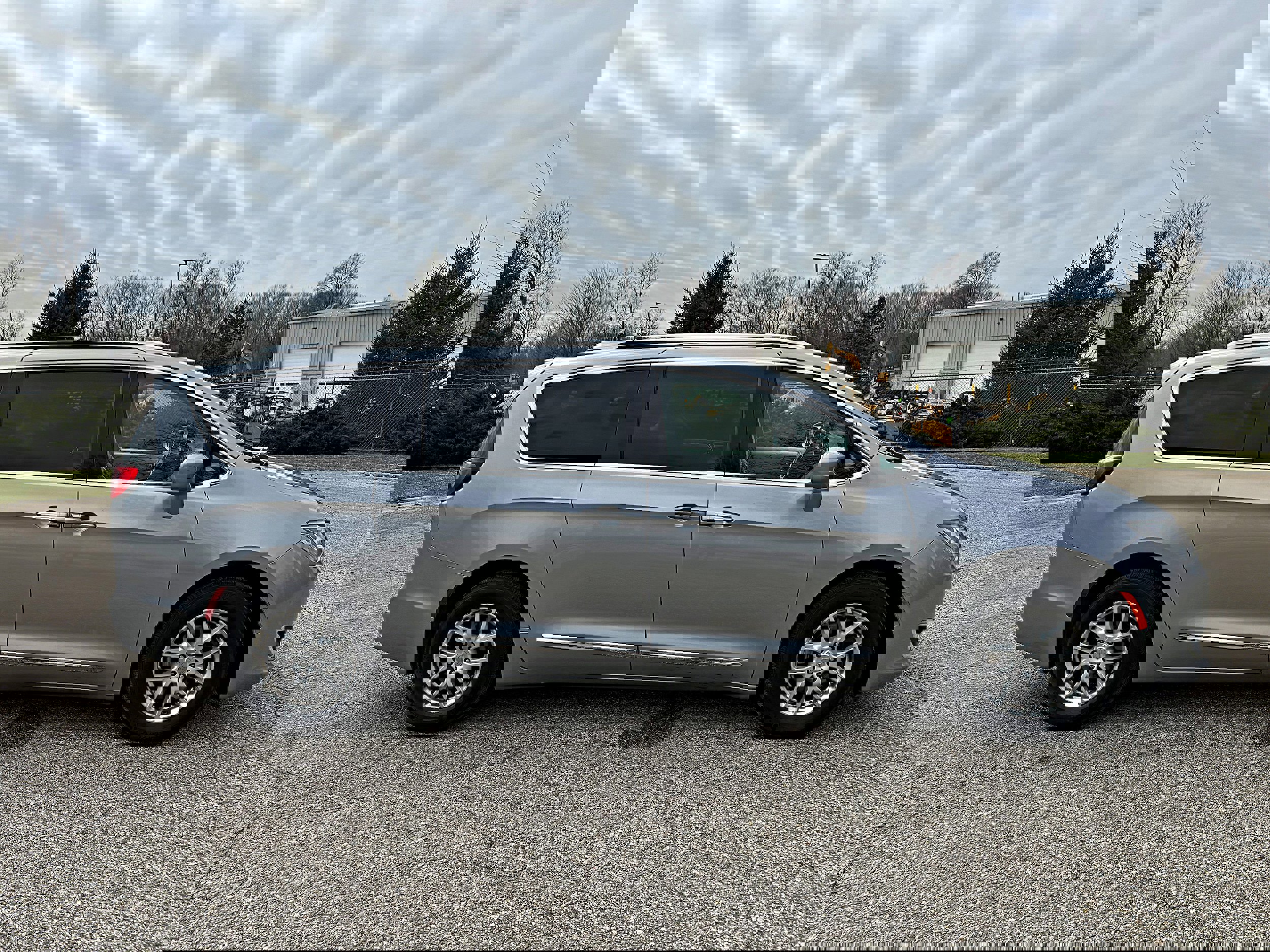 Used 2020 Chrysler Pacifica Touring-L image 10