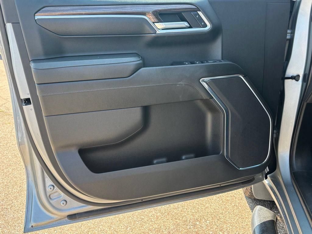 Used 2024 Chevrolet Silverado 1500 LT AWD/4WD image 7