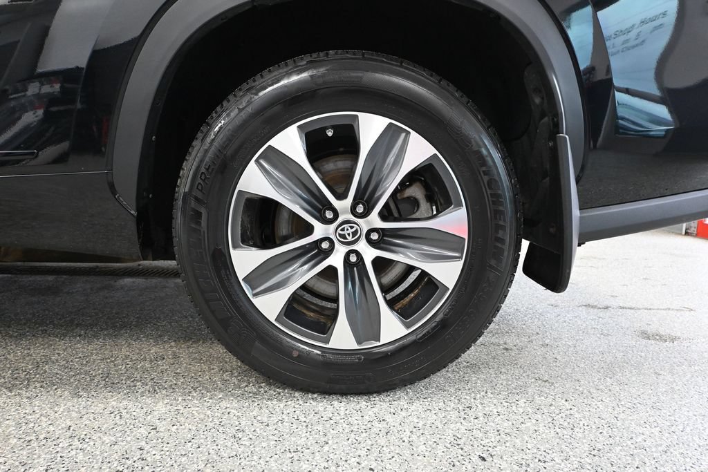 Used 2023 Toyota Highlander XLE AWD/4WD image 10