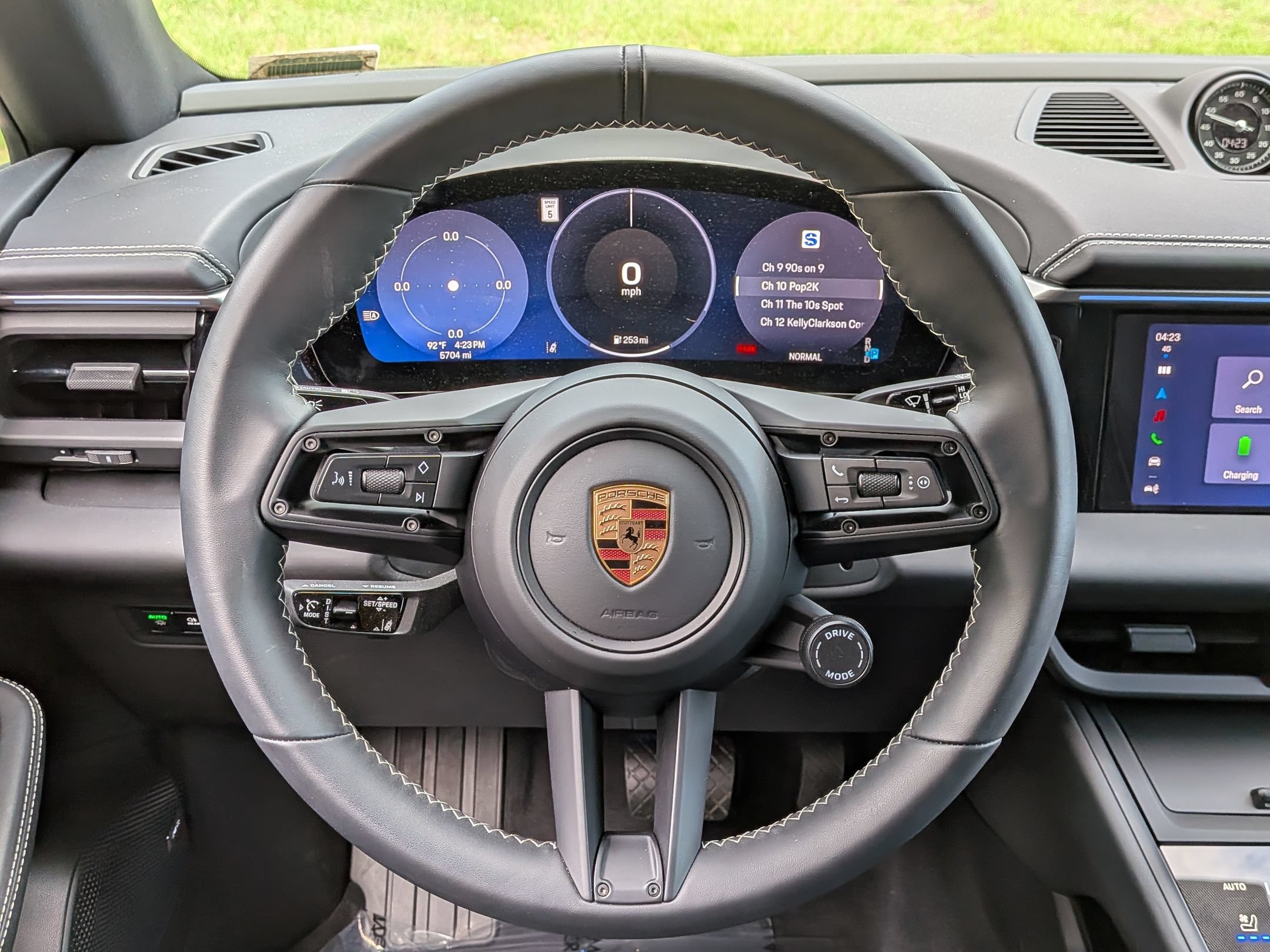Certified 2025 Porsche Macan Electric RWD image 8