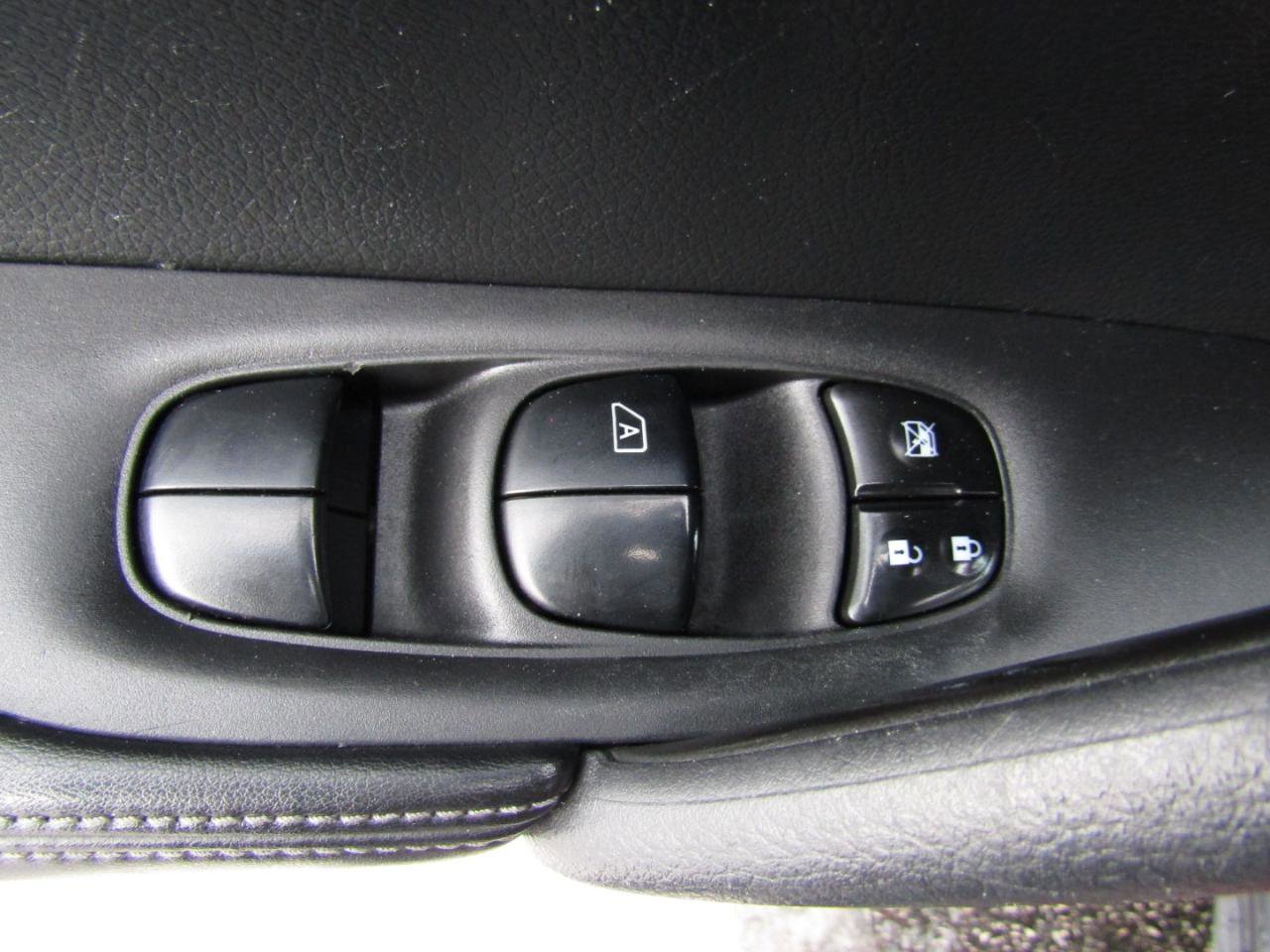Used 2017 Nissan Rogue S w/ S Appearance Package FWD image 11