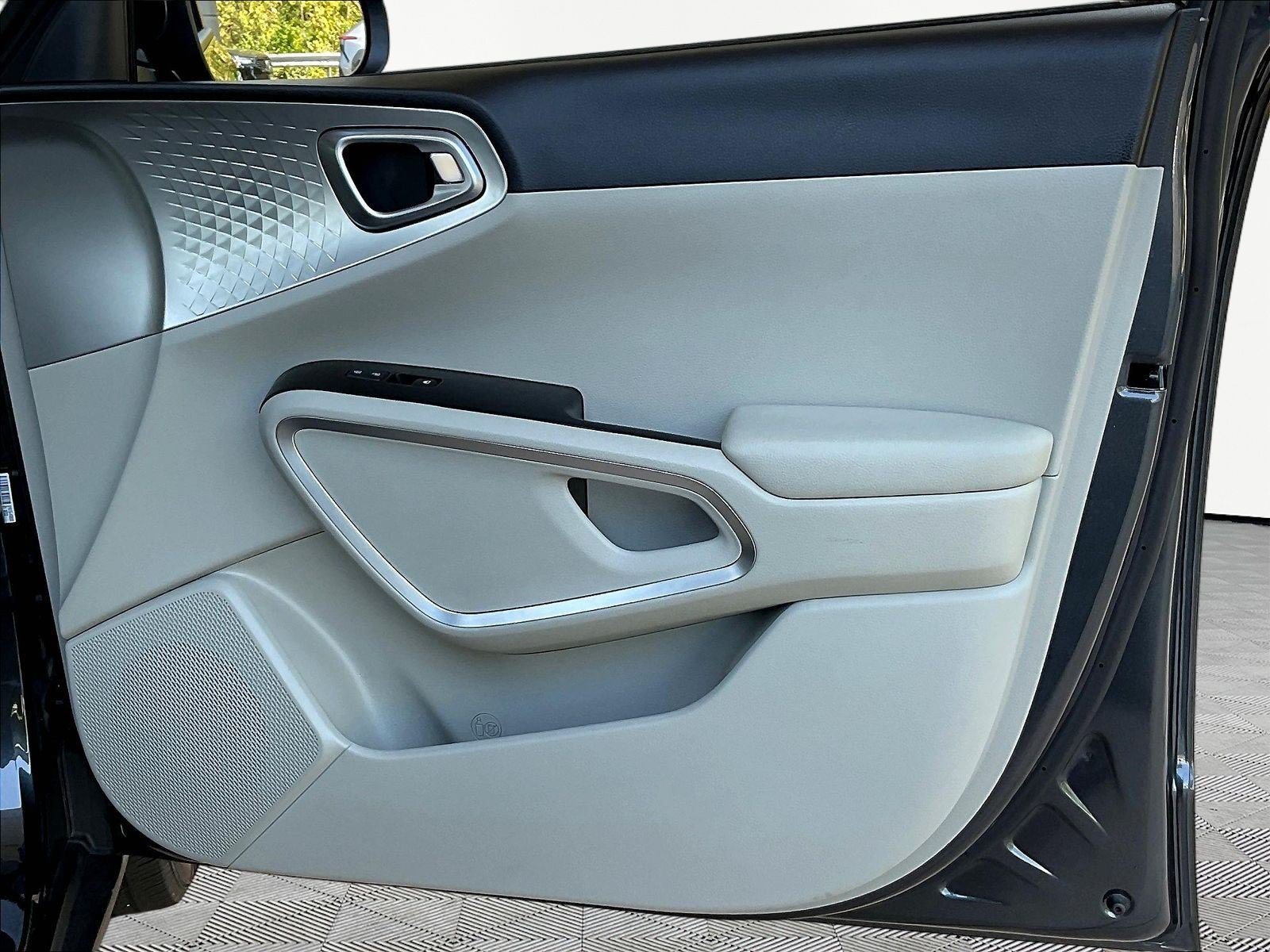 Used 2025 Kia Soul LX w/ LX Technology Package FWD image 25