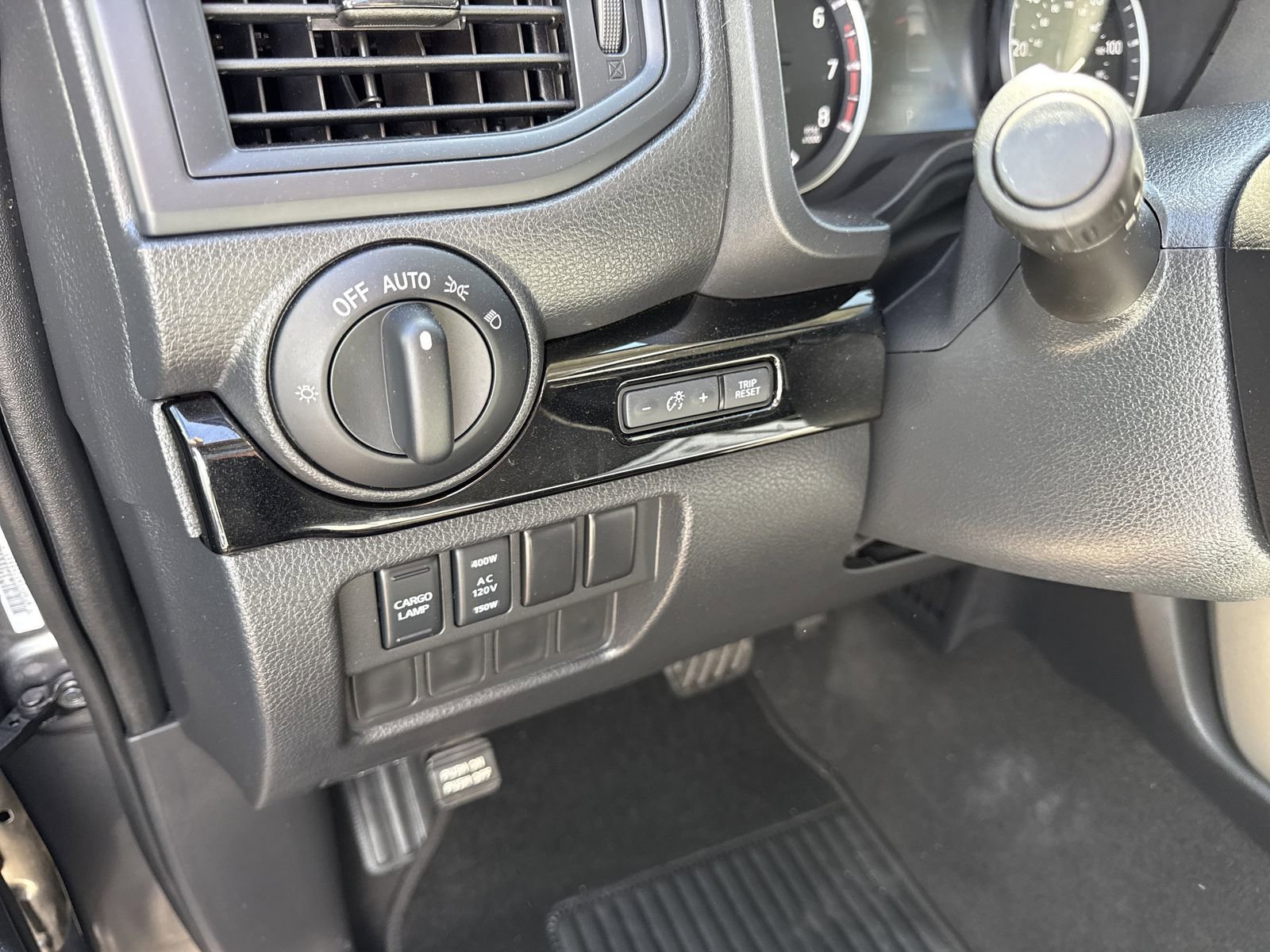 Used 2024 Nissan Titan SV w/ SV Convenience Package image 16
