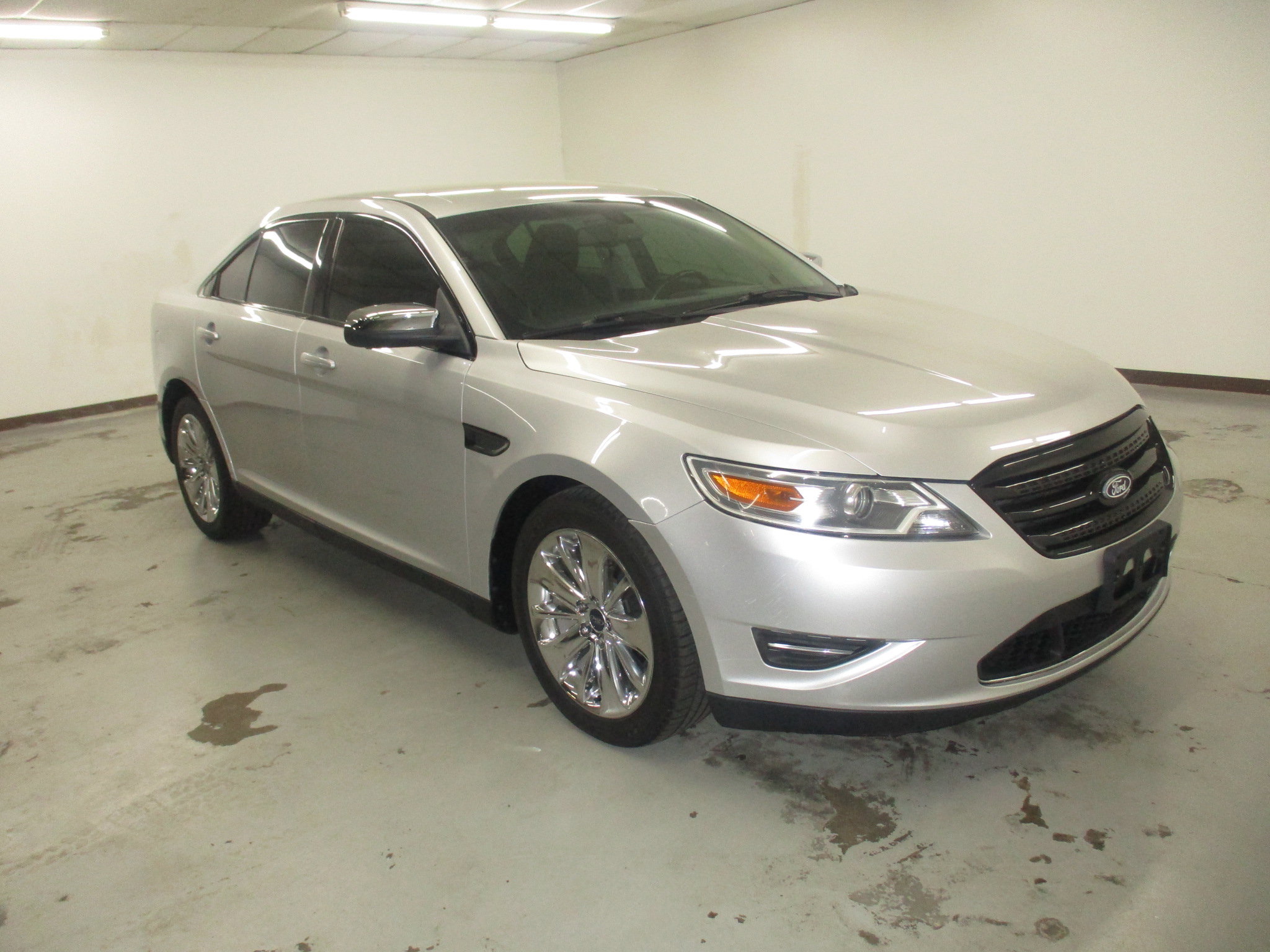 Used 2010 Ford Taurus Limited AWD/4WD image 1